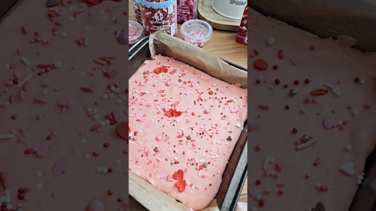 Strawberry and Cream Chocolate Fudge 🍓🍫😘 #valentinetreats #bakingtips #dessert #recipe