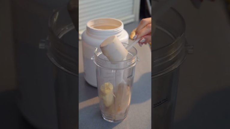 Chocolate Protein Smoothie Recipe #proteinsmoothie