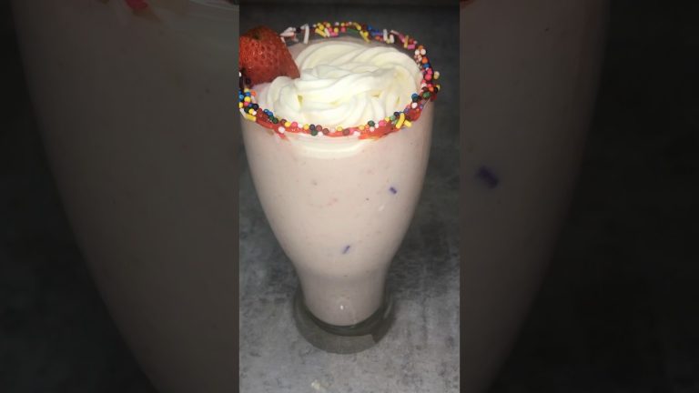 Strawberry banana smoothie🍓🍌 #Strawberry banana milkshake recipe #ytshorts