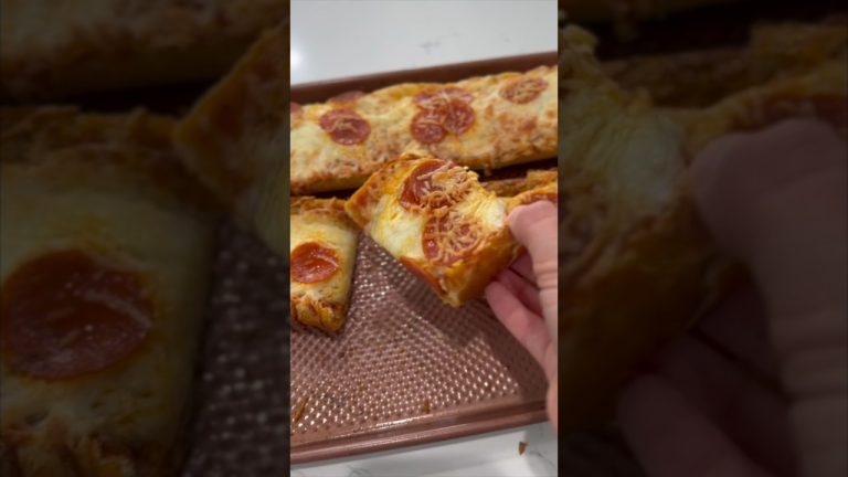 FRENCH BREAD PIZZA!! #easydinner #tasty #food #juliapacheco #shorts #pizza #cookingvideo #cheapmeals