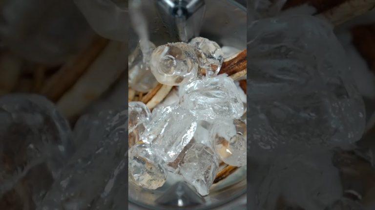 Plant-Based Banana Smoothie #cleanse #detox #detoxsmoothie #banana #smoothie #summerdrink #summer