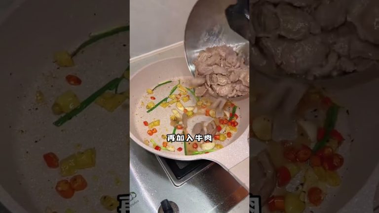 在家就能幫女朋友做的懶人香辣香菜炒牛肉，牛肉超級嫩，湯汁拌上飯太絕了連炫5碗！ #懶人美食#糊弄女友美食 #香菜炒牛肉#郭師傅與單主廚