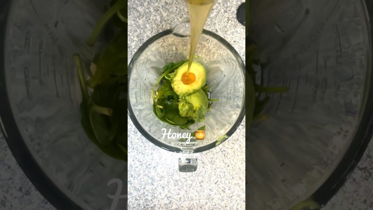 🥑 Avocado Spinach Smoothies | #greenjuice #smoothie #lunch #breakfast #shorts #glowingskin