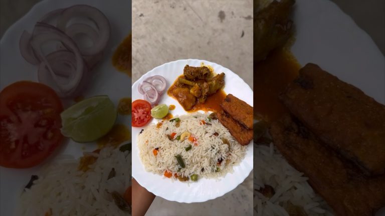 Fried Rice with Spicy Chicken😋 বিরিয়ানির থেকেও আমি ফ্রাইডরাইস খেতে বেশি ভালোবাসি🤩 #food #shorts