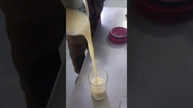 banana shake 😋 healthy juice 🍌#youtubeshorts #bananajuice #shortsvideo#cookingvideo #ytshorts#shorts