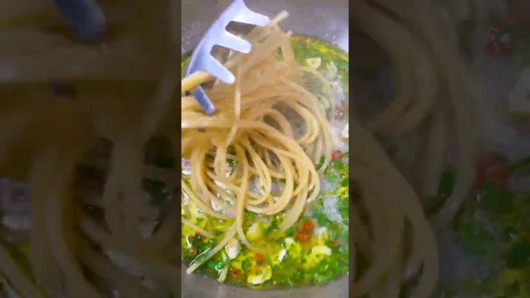 ✨ SOLO 3 INGREDIENTI EPISODIO 1 – SPAGHETTI AGLIO, OLIO e PEPERONCINO🔥🧄🌶️ #Shorts