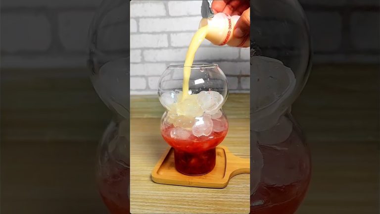 When I feel Fancy, Strawberry 🍓  Yukult Lattee #coffeevlog #strawberry #valentinesday