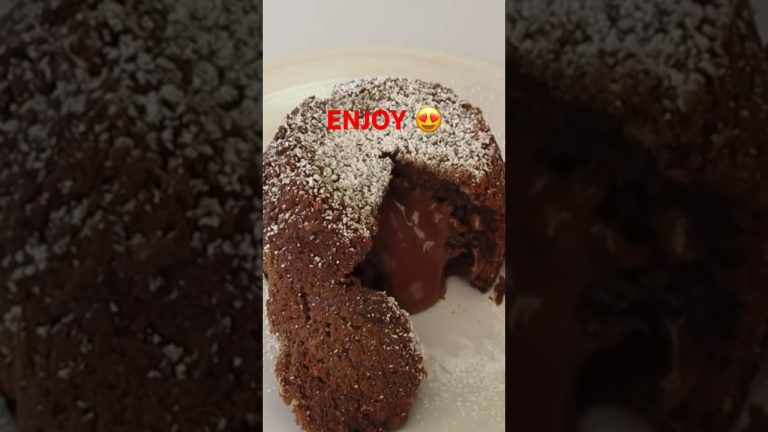 💝 CHOCOLATE MOLTEN LAVA CAKE 💘 Valentine’s Day BEST 😋 #shorts #short #cake #recipe #dessert #food
