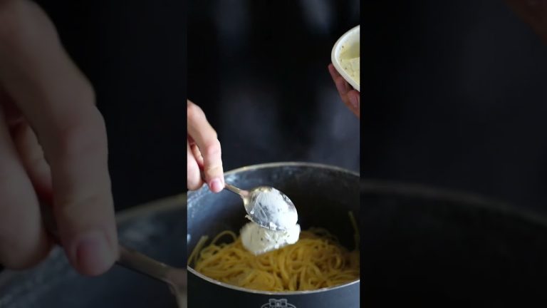 Λιγκουίνι με κοτόπουλο και βούτυρο τρούφας (Pasta with chicken and truffle butter)