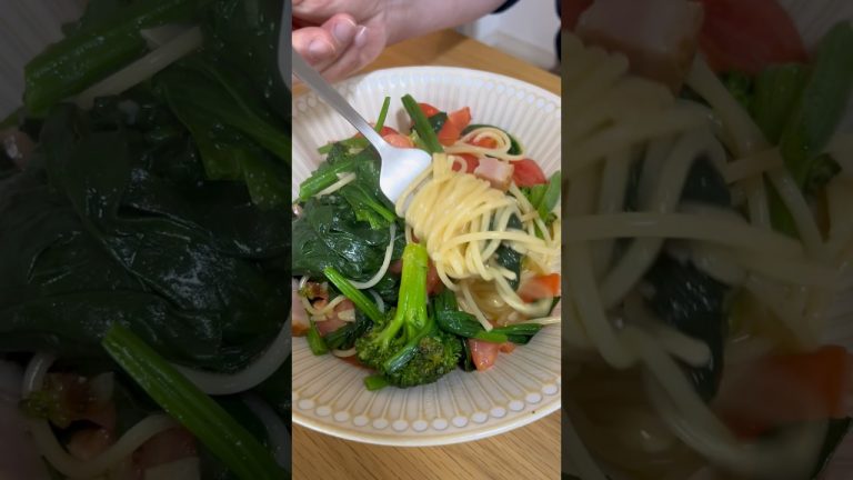休日のお昼のほうれん草とトマトのパスタ🍝#shorts #パスタ