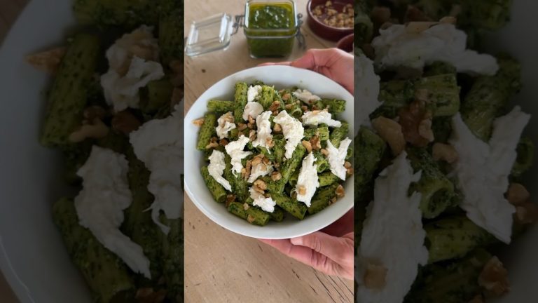 Spinach and Walnut Pesto #quickrecipe #easyrecipe #pesto #pasta