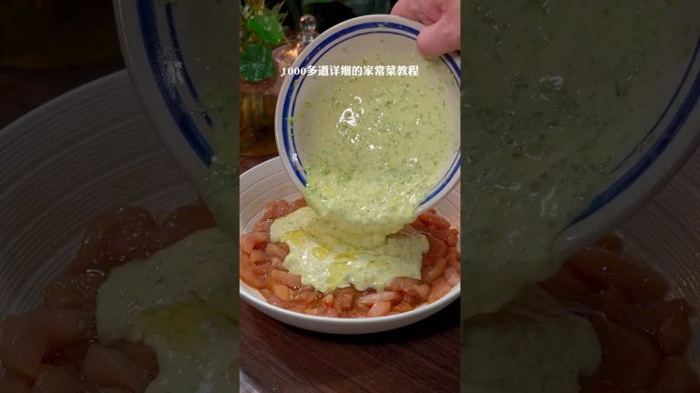 大家注意看，把面糊倒进腌好的鸡肉中，做出来竟然是一道逢年过节必吃的经典美食# 香酥鸡柳