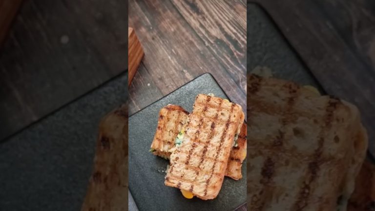 Spinach & corn toast | Cafe Style #recipe#snacks#spinachcornsandwich#shorts