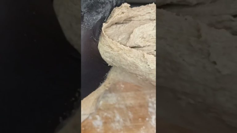 Dupa ce a stat la crescut, framantam aluatul pentru painea de casa! Partea 4! #food #mancare #paine