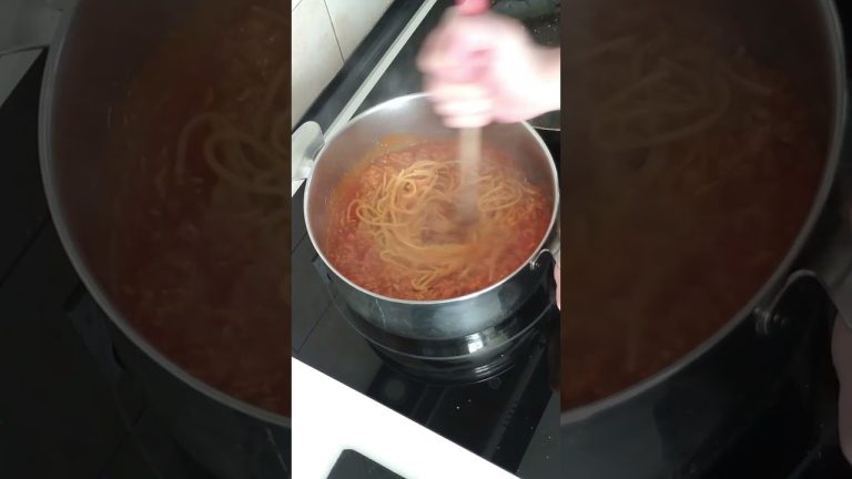 Spaghetti Tuna #shortvideo #spaghetti #tuna #tunapasta #tunarecipe #pastarecipe #cookingchannel