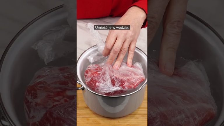 Oto jak rozmrozić mięso w 5 minut. Sposób na błyskawiczne rozmrażanie mięsa.