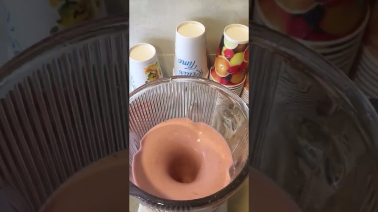 Delicious Strawberry + Banana Milkshake 🍌🍓🥤| Easy Healthy Smoothie | Tasty Instant Juice | #Shorts