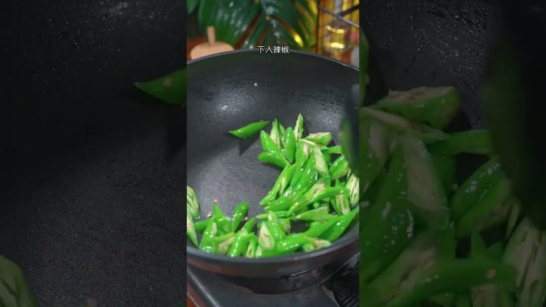 辣椒炒肉，一道简单易做又下饭的家常菜，让你的味蕾惊喜不断！ #辣椒炒肉 #家常菜做法 #一起學做菜 #家常菜 #烹飪 #美食 #料理 #美食教程