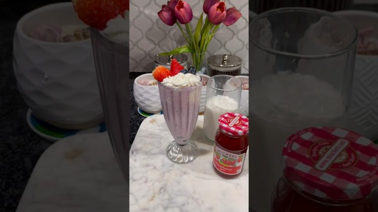 Berry milkshake #food#sweet#cooking#healthy#strawberry#berry#sugar#desert#diet#recipe#baking#drink