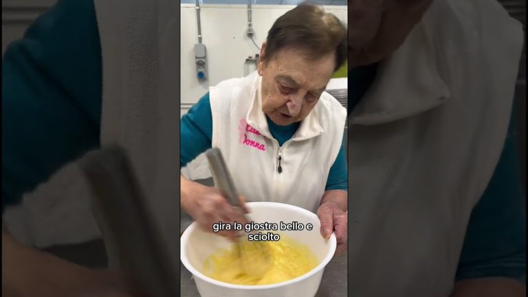 🥰 FRITTELLE di MELE della NONNA…niente di meglio😋🍏 #Shorts