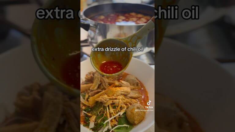 Kapoon (Asian noodle soup- chicken coconut curry)