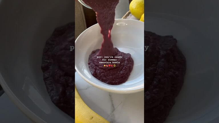 ☀️🍓Making Açaí Smoothie Bowls #recipes #shorts #smoothiebowls