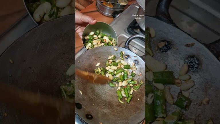 Chatpati Chilli Garlic Thecha Recipe 😋 चटपटा तीखा थेचा रेसिपी Spicy Lehsuni Thecha Recipe Shorts