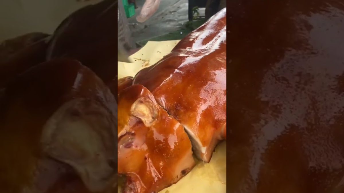 Wow so delicious crispy roasted whole pig #grinsonfood #pig #roast #bbq