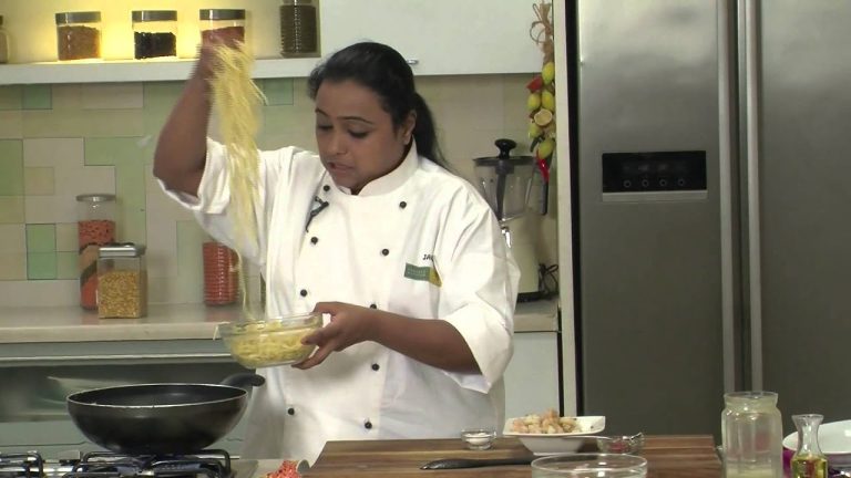 Spaghetti With Chilli Prawns | Seafood Recipes | Sanjeev Kapoor Khazana