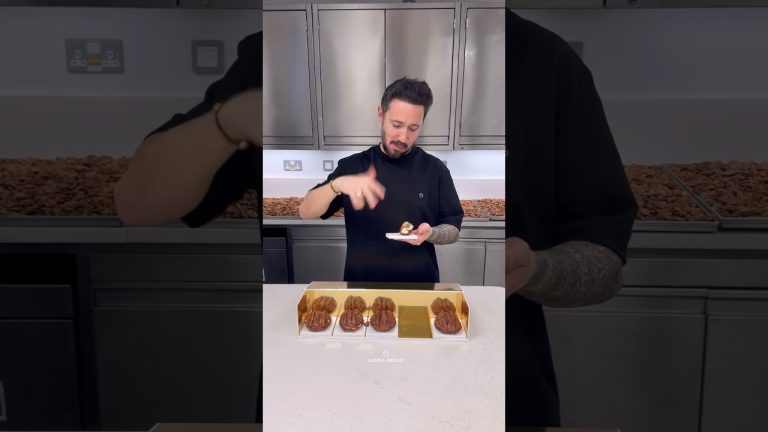 𝘾𝙚𝙙𝙧𝙞𝙘 𝙂𝙧𝙤𝙡𝙚𝙩 𝙡 Pour la première fois la Noix de Pécan caramélisée #cedricgrolet 🖤 #shorts