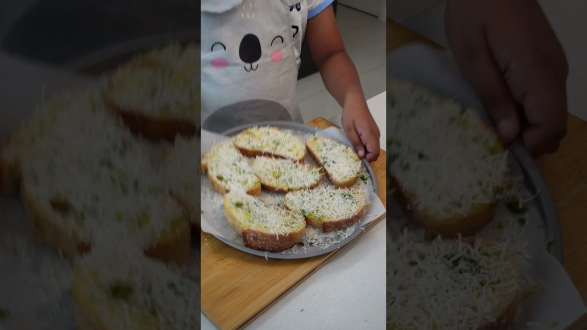 Pasta Alfredo with Cheesy Garlic Bread by Kid chef #shorts #italiancooking #pasta