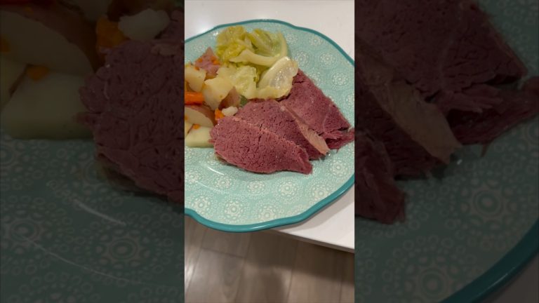 🍀Corned Beef & Cabbage!! #cornedbeef #tasty #recipe #slowcooker #viral #food #juliapacheco #shorts