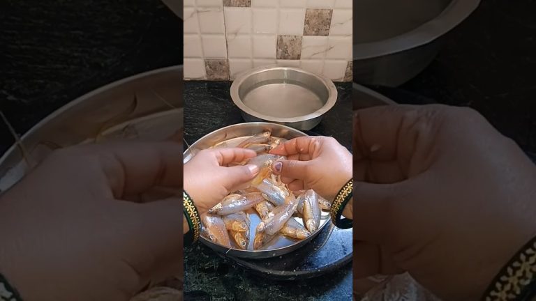 💁तुम्ही पण असेच साफ करता का मांदेलीमच्छी नक्की सांगा कमेंट करून🙏#machi#mess #shortvideo #short