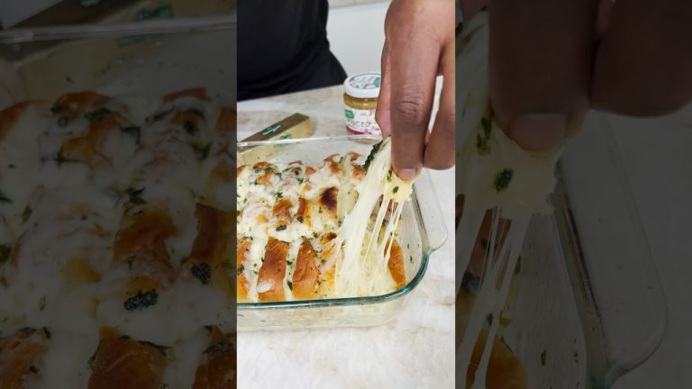 Cheesy garlic Hawaiian rolls #food #bread