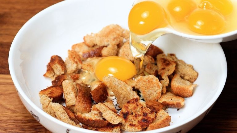 Pour 5 eggs into bread and you'll be amazed at the results! Simple and delicious