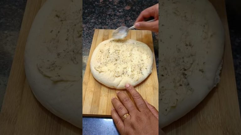 Pizza Hut Style Cheese Garlic Bread #recipe #garlicbread #bakewithsonia #breadrecipes