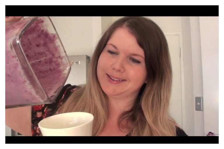 Low Carb Berry Protein Smoothie Drink Recipe