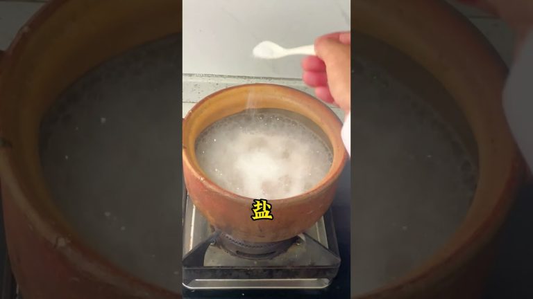 #砂鍋粥 #宵夜 #大排檔 #廣東美食 資深嘅食客 都會覺得加左金不換嘅海鲜砂鍋粥 層次提升左一個水準