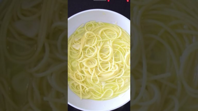 aglio e olio finish cooking pasta in pan #shorts #youtubeshorts #easyrecipe #aglioolio #aglioeolio