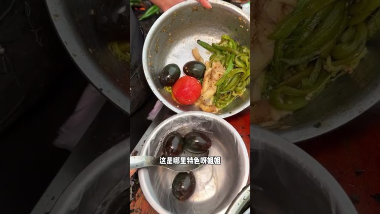 特色烧辣椒拌皮蛋，黏黏糊糊的还真挺下饭！# 路边摊美食