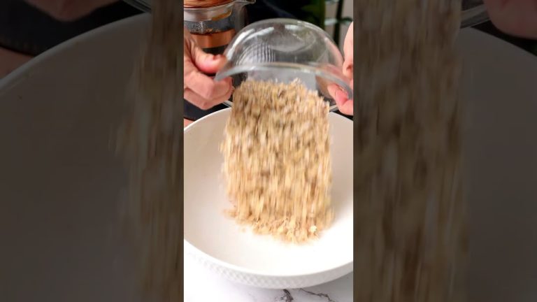 RECIPE: https://www.theconsciousplantkitchen.com/tiramisu-overnight-oats/ #oats #healthybreakfast