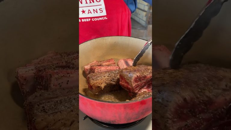 Searing Beef Short Ribs #beef #castironcooking #shorts