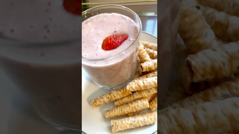 Make a Delicious Strawberry Smoothie #youtubeshorts #strawberrysmoothie   #smoothie