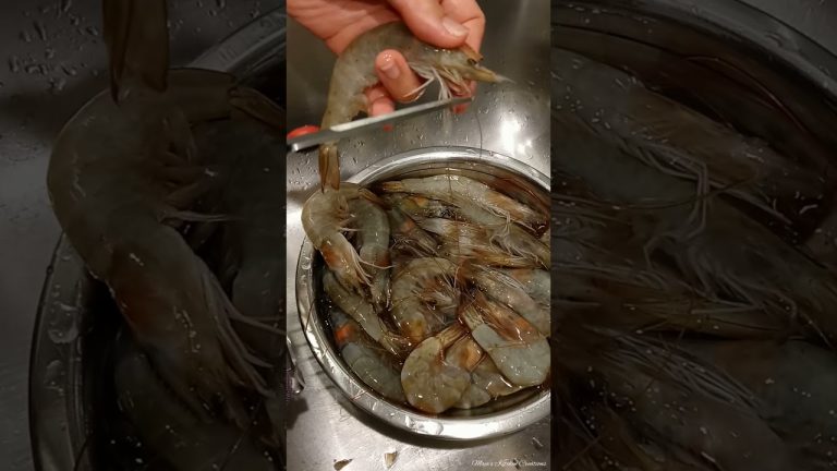 Fast and Easy Way to Devein Shell-On Shrimp | Maja's Kitchen Creations #shorts