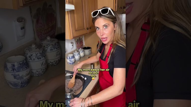 TEXAS Toast ground beef Philly cheesesteak sliders! #sliders