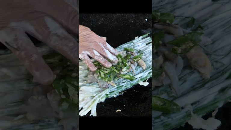 맨손 부침개의 달인? 청양고추가 듬뿍 들어간 해물파전 / #shorts / Korean street food