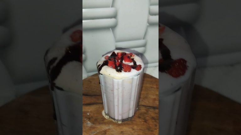 strawberry milk shake for Iftar|Ramadan Smoothie Recipe | #shorts #iftarrecipe #ramadan2024 #recipe