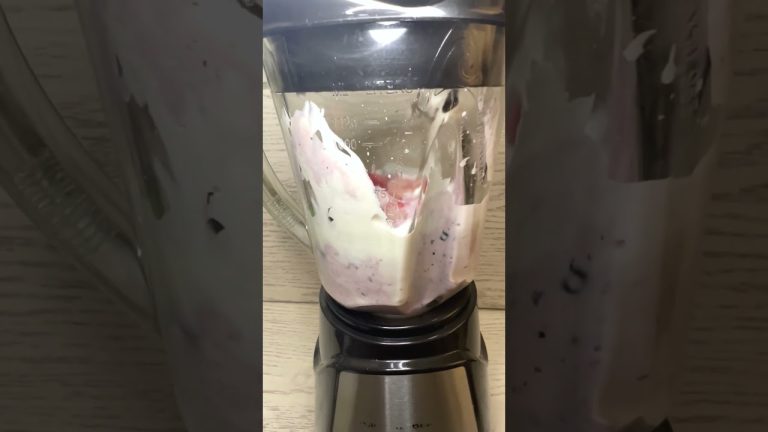 Smoothie protéiné à 4 ingrédients pour le petit-déjeuner.  #santénaturelle #smoothie #fruit #beauty