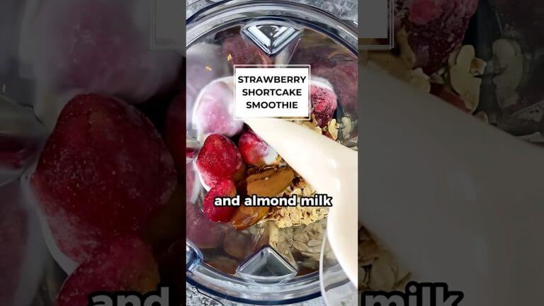 Strawberry shortcake smoothie bowl!| Strawberry Shortcake Smoothie Recipe#viral#shortsvideo#smoothie