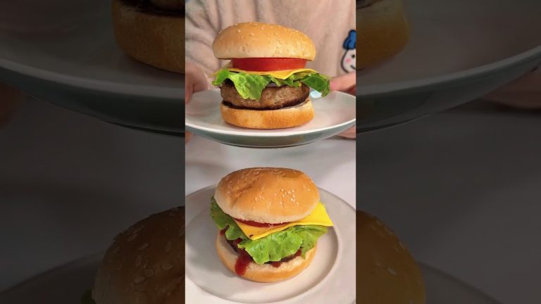 蟹黃堡配方大公開？ 隔壁的派大星都饞哭了，你還不來學？ 快做給女朋友嚐嚐！ #糊弄女友美食 #蟹黃堡秘方洩漏 #郭師傅與單主廚